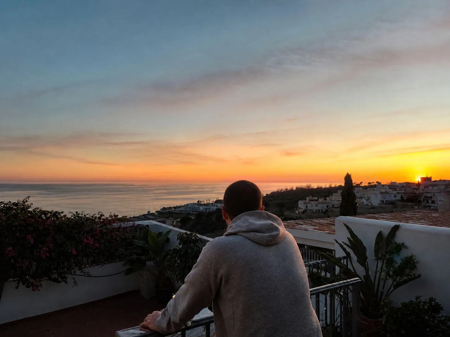 Persona contemplando el horizonte al atardecer durante un proceso de sentimiento interior